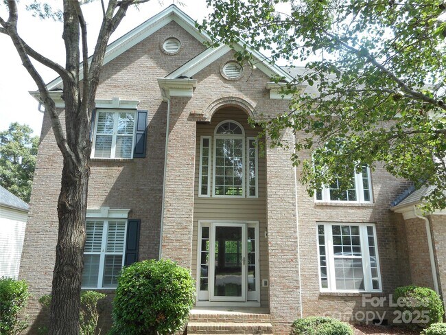 Foto del edificio - 11017 Valley Spring Dr