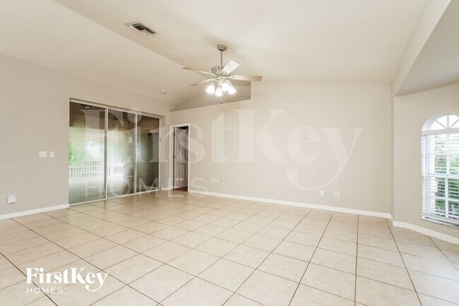 Foto del edificio - 18261 Maple Rd