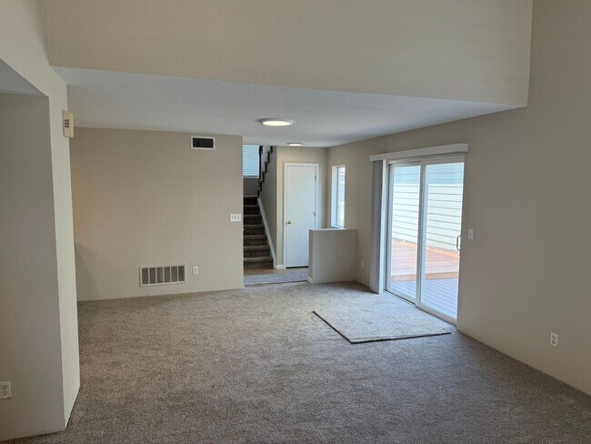 Foto del edificio - Spacious 4-bed, 3-bath home on a quiet cul-de-sac — no lawn maintenance required.