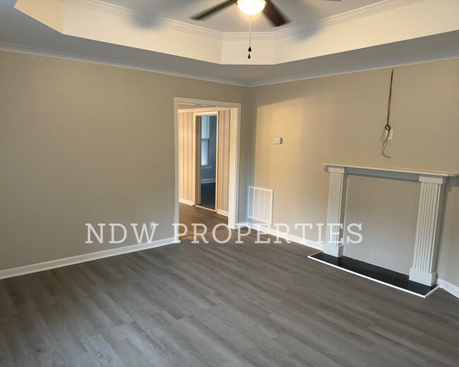 Building Photo - 1013 W Oak St