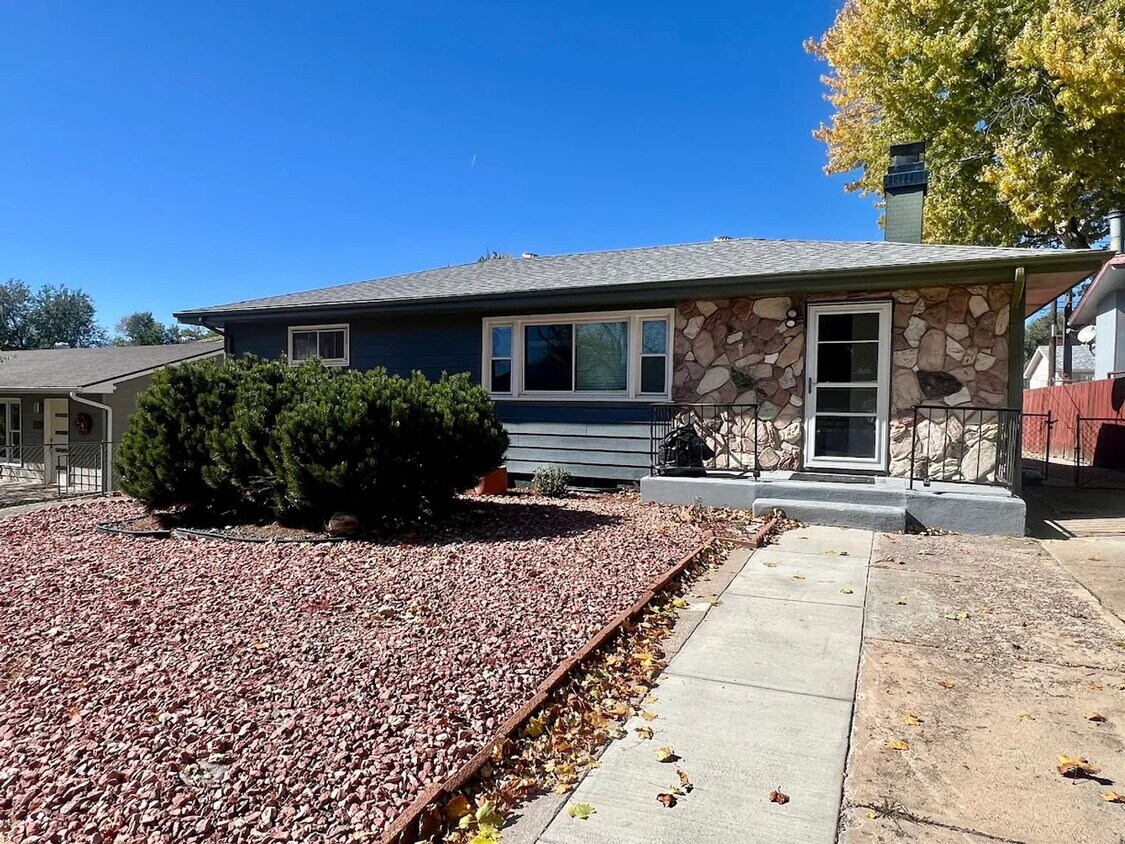 Stunning 4 Bedroom home close to UCCS! - Stunning 4 Bedroom home close to UCCS!