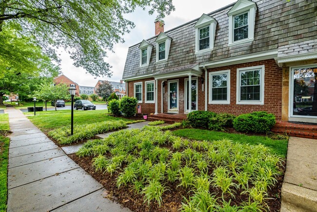 Building Photo - Beautifully Maintained 3 Levels, 2 Bedroom...
