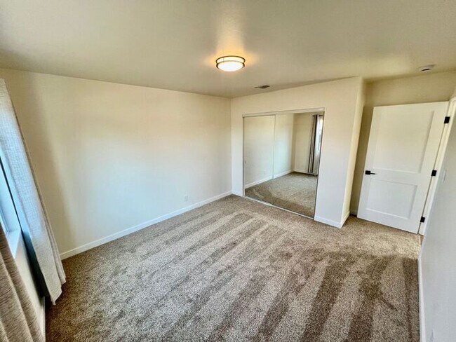 Foto del edificio - Brand New Modern & Private 2-Bed, 1-Bath A...