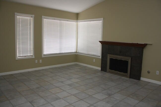 Building Photo - Fabulous 3 bedroom 2 bathroom Big Back Yard