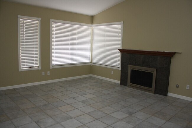Foto del edificio - Fabulous 3 bedroom 2 bathroom Big Back Yard