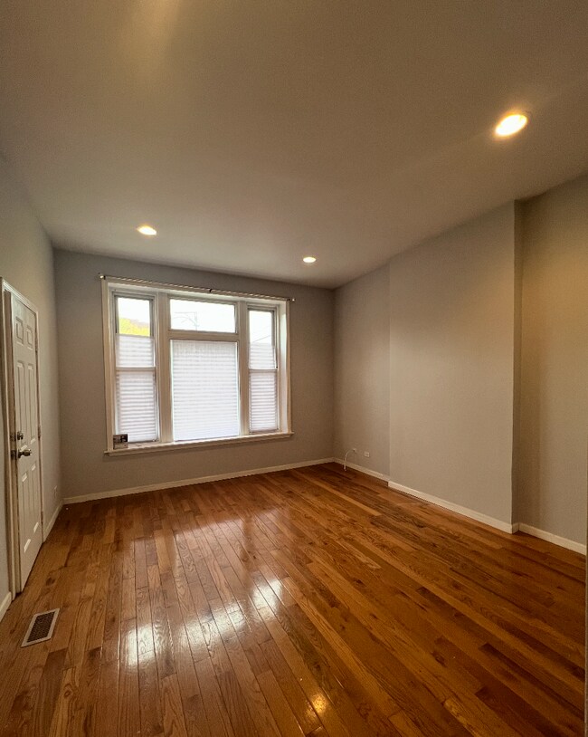 Foto del edificio - 2416 N Maplewood Ave