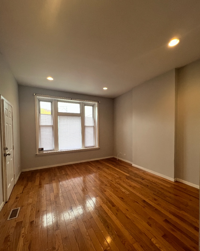 Building Photo - 2416 N Maplewood Ave