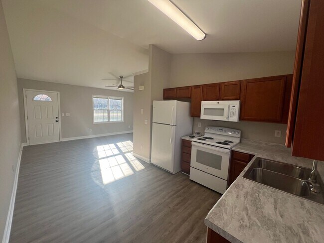 Building Photo - Newly Renovated 2 Bed/ 1 Bath Duplex - Lar...