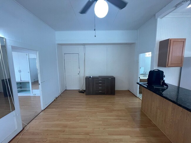 Building Photo - 6 month lease-1 bed, 1 bath unit in Kapahulu!