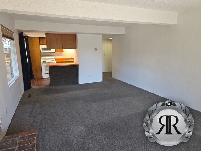 Foto del edificio - 2 Bedroom, 1 Bath duplex, Close to 40th & Summitview