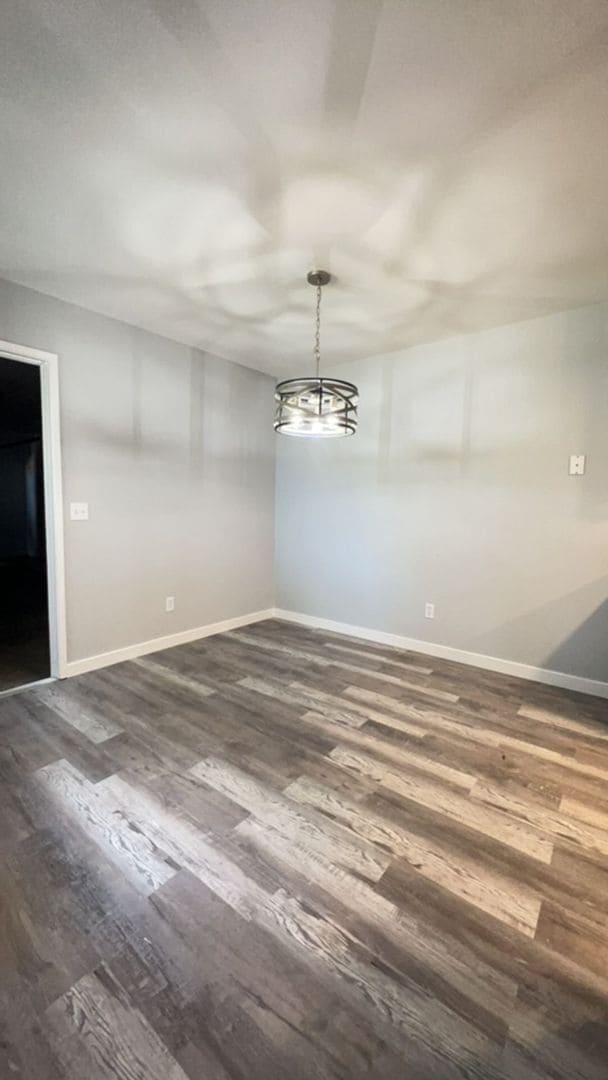 Building Photo - Newley Renovated 2 bedroom Duplex.