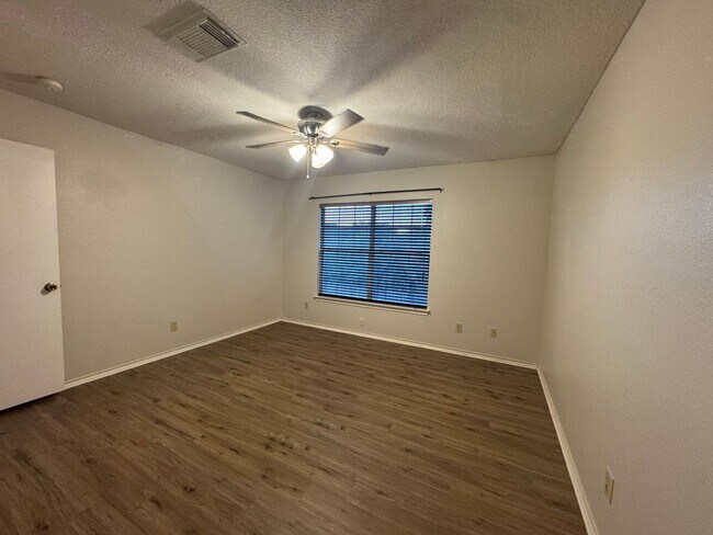 Foto del edificio - 4 Bedroom 2 1/2 Bath Plus Office Near 151 ...