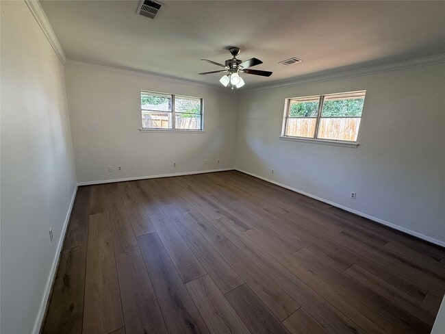 Foto del edificio - 10410 Barwood Dr