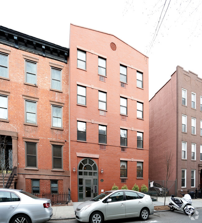 Building Photo - 546 Henry St