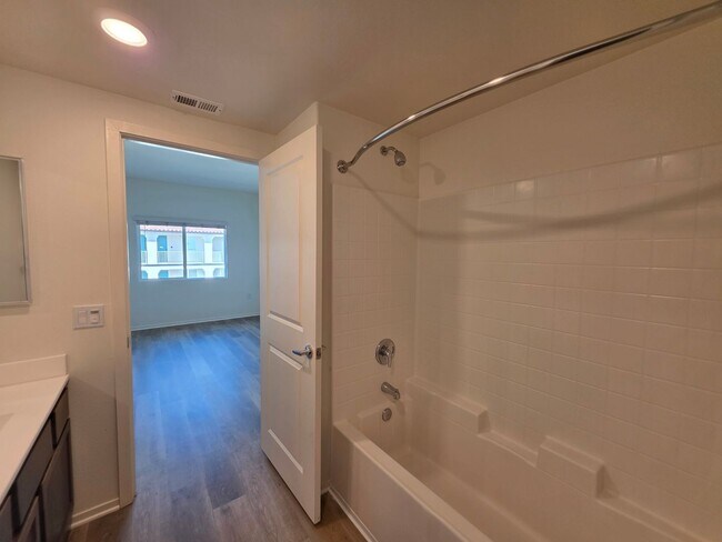 Interior Photo - Mariners Landing