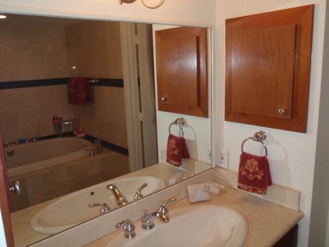 Building Photo - 2843 S Bayshore Dr