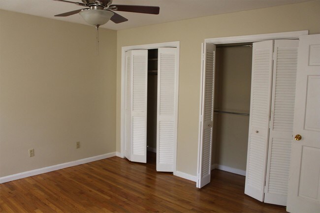 Building Photo - 438 Kingswood Dr