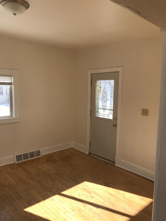 Building Photo - Lower nice one bedroom apartment