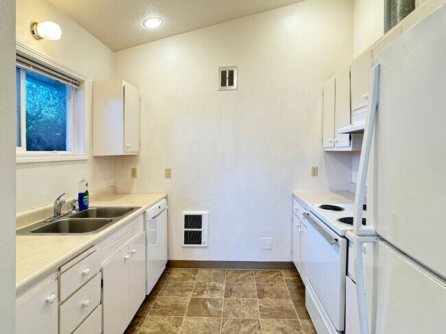 Building Photo - Charming 4 Bedroom Home Close to OSU!