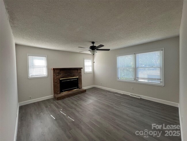 Building Photo - 1120 Hensley Rd