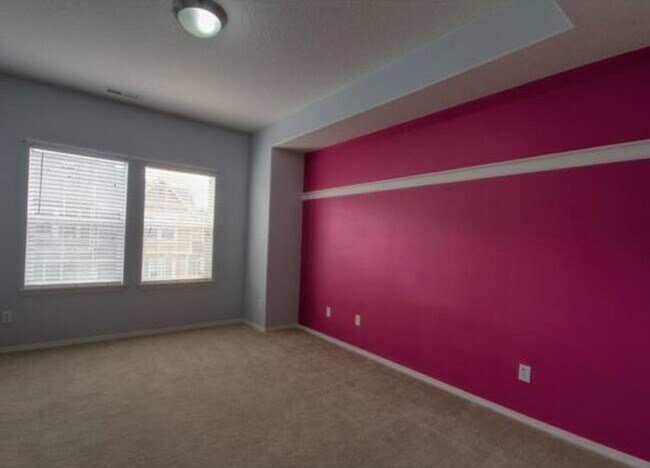 Building Photo - Corner 2 Bed 2.5 Bath Townhome - Garage an...