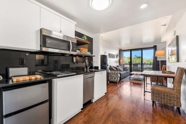 Foto del edificio - Lakefront Resort Living with Stunning Views in Lake Las Vegas!