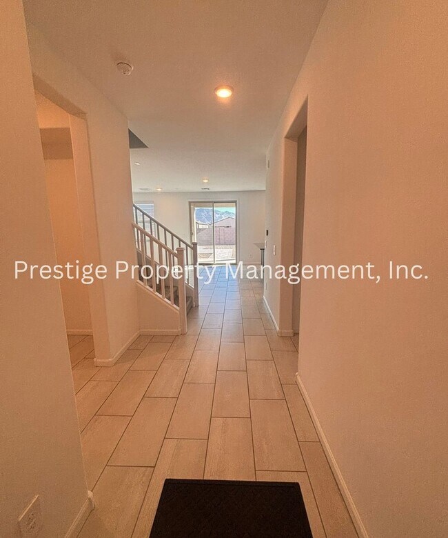 Foto del edificio - Beautiful 2/2 2-Story West Side Home With ...