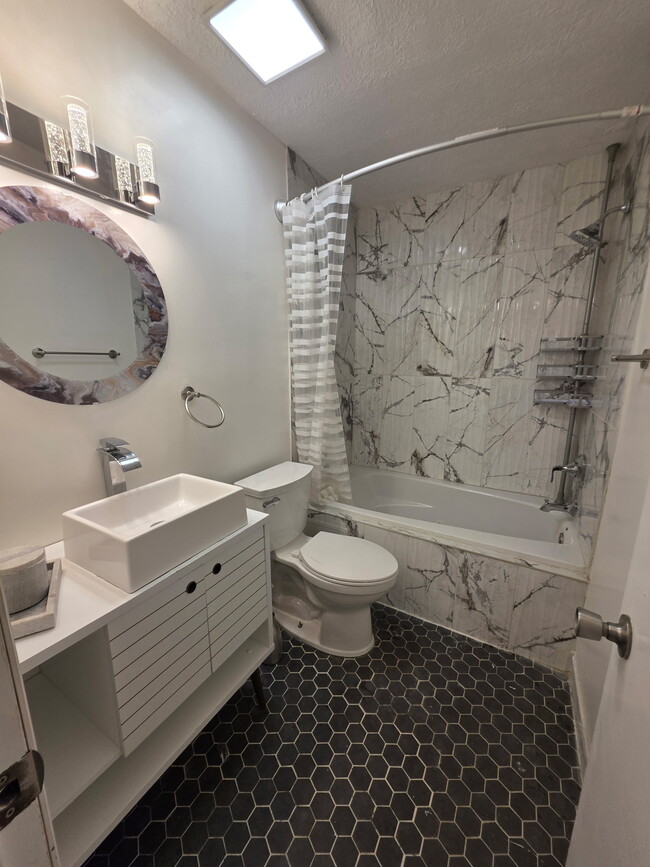 Building Photo - 5721 Som Center Rd