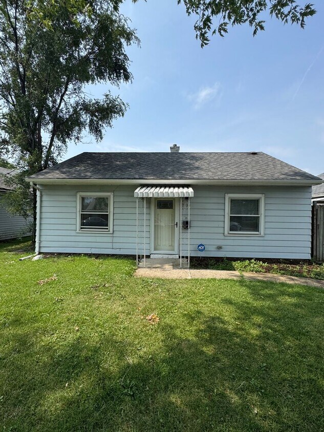Primary Photo - Two bedroom Ranch Style home in Lansing, I...