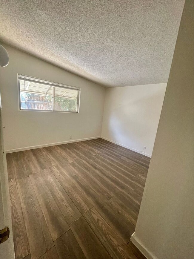 Building Photo - Nice Neighborhood 3 bedroom 1 Bath with 2 ...