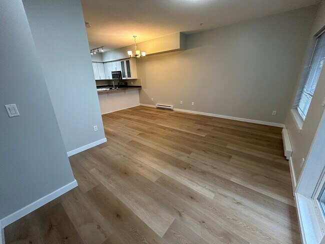 Photo du bâtiment - 211-13958 108 Avenue