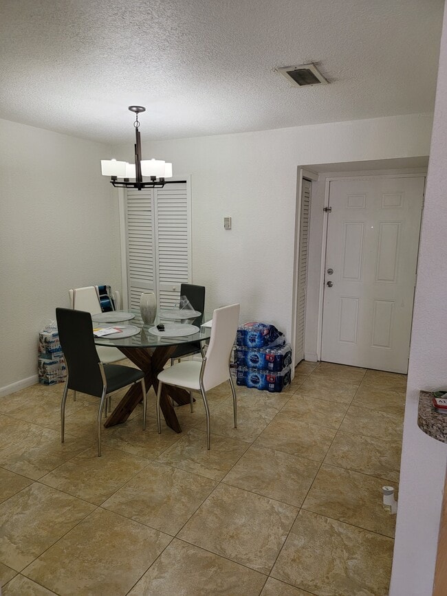 Puerta de entrada al apartamento y comedor - 8425 NW 8th St