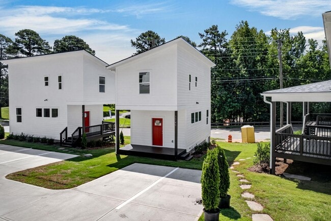 Building Photo - 1749 Crest Rd
