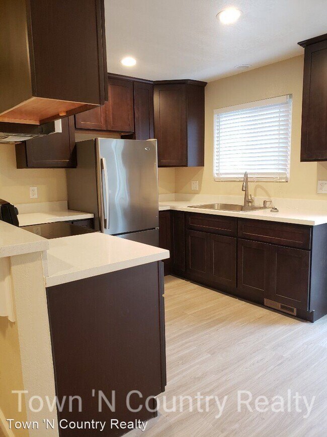 Building Photo - 802 Sunset Dr