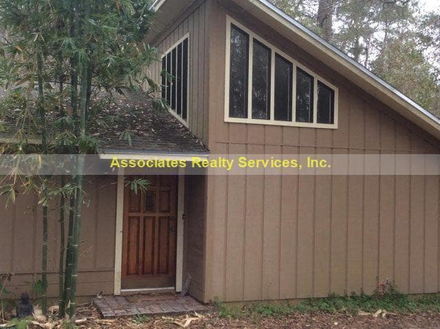 Building Photo - Country Living w/ Lots of Light!!!- Must See