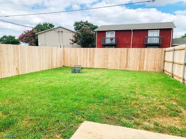 Building Photo - 2 br, 1 bath Duplex - 1505 Hillside Dr 1505