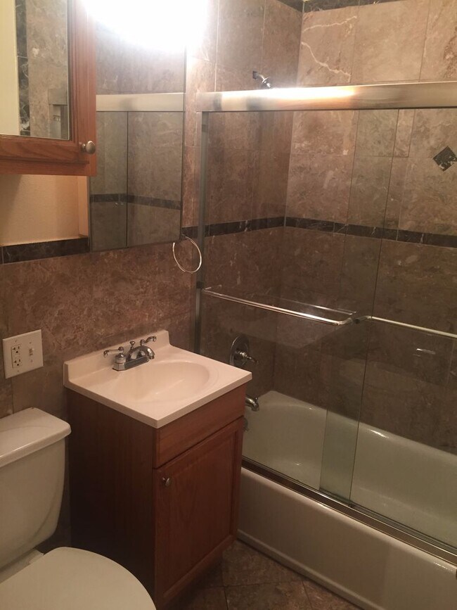 Building Photo - Rahe Rentals, LLC (760/762)