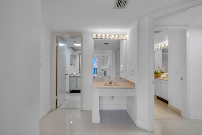 Foto del edificio - 1717 N Bayshore Dr