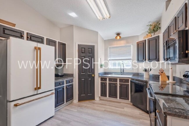 Building Photo - 3bed Crestview Home!