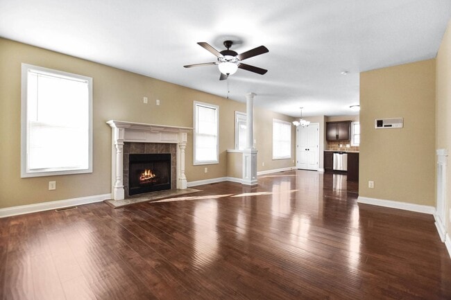 Building Photo - Pet Friendly Three Bedroom with Bonus!