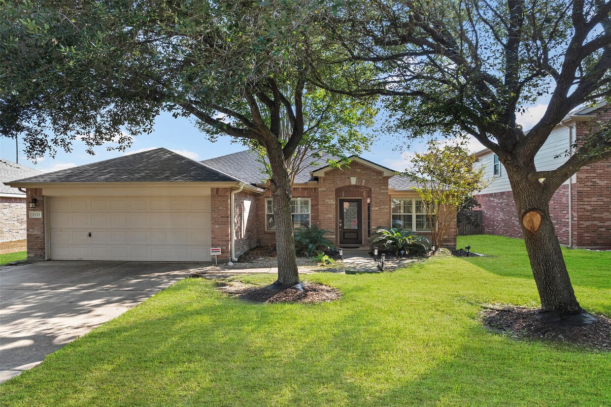 Primary Photo - 2123 Enchanted Park Ln