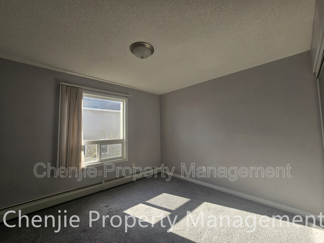 Building Photo - 7331 Terwillegar Dr S NW