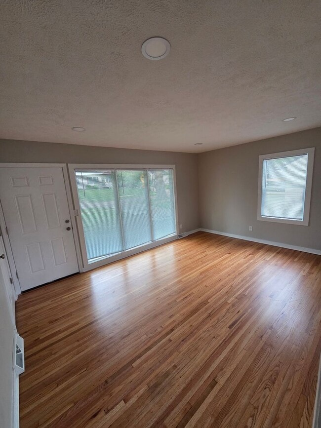 Building Photo - 3 bed, 2 bath, 1 car detached garage!