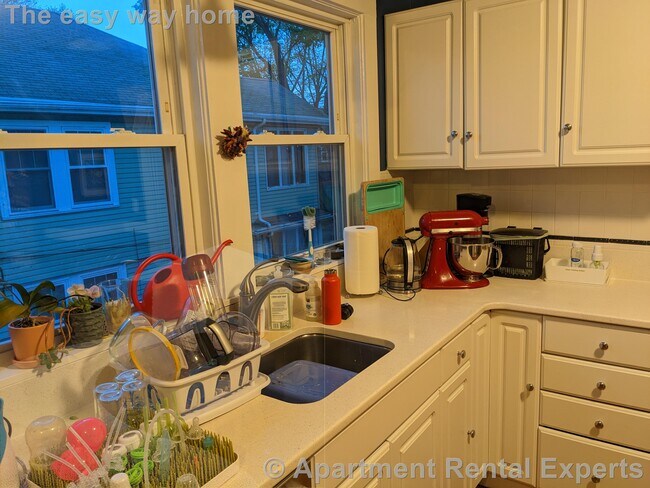 Building Photo - Huge 2+ BR with two BONUS rooms! Deleaded,...