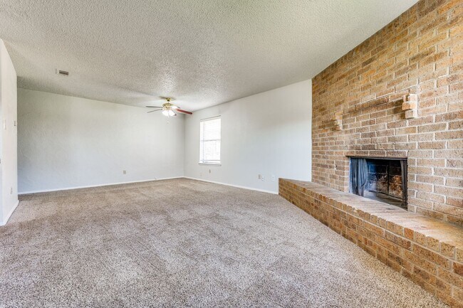 Building Photo - 2 Bedroom in Irving With Large 2 Car Garage!