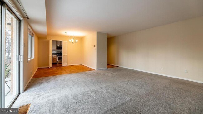 Foto del edificio - 10648 Montrose Ave