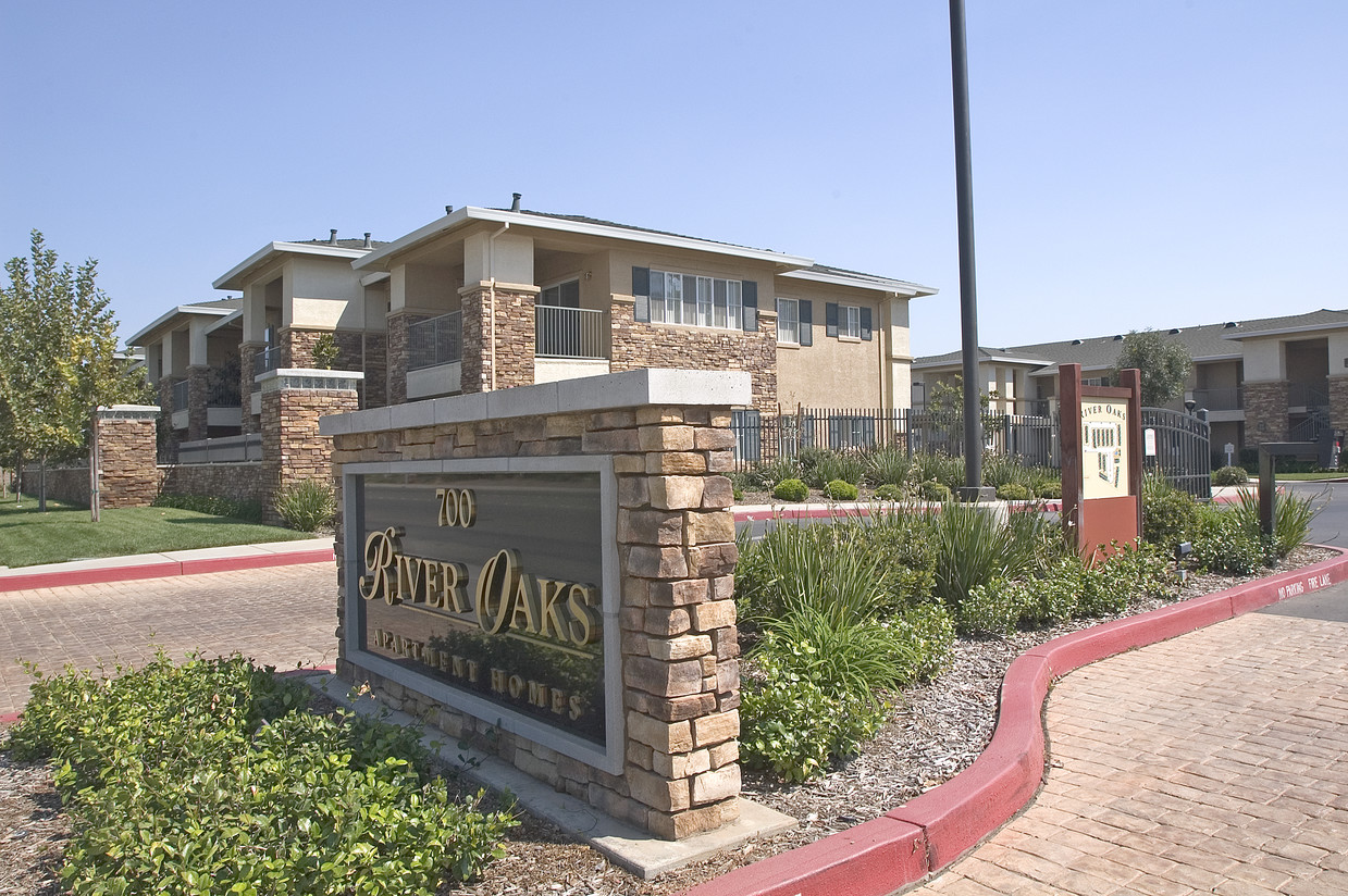 ¡Nuestra hermosa entrada! - River Oaks Apartments