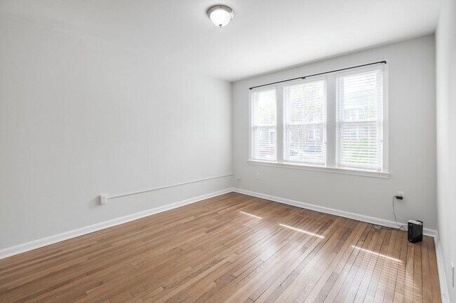 Foto del edificio - Charming 2 BR/1 BA Apartment in Brookland!