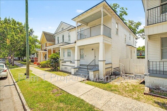 Building Photo - 613 W 39th St