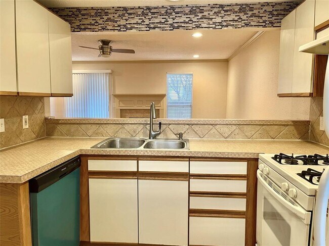Foto del edificio - 2808 Grants Lake Blvd